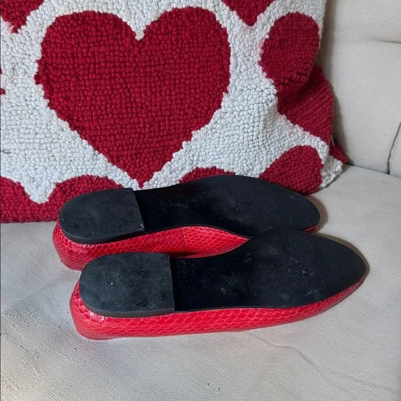 Elegant Red Snake Pattern Women's Loafers - Picture 2 of 4